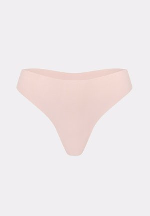 Nahtloser hellrosa Tanga mit glattem Bund und ohne sichtbare Nähte auf einfarbigem Hintergrund.