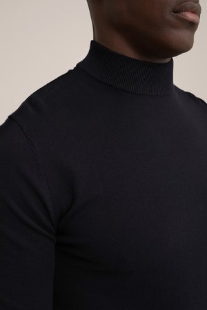 Suéter de cuello alto en color marino, confeccionado en tejido de punto acanalado, que presenta un diseño ajustado y hombros sin costuras para un aspecto suave.