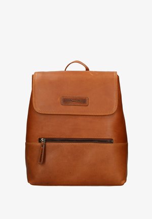 Bruine leren rugzak met voorflap, ritssluiting, bovenhandvat en "Hill Burry" merklabel op de flap.