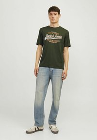 Jack & Jones LOGO RUNDHALS - Camiseta estampada - kombu green