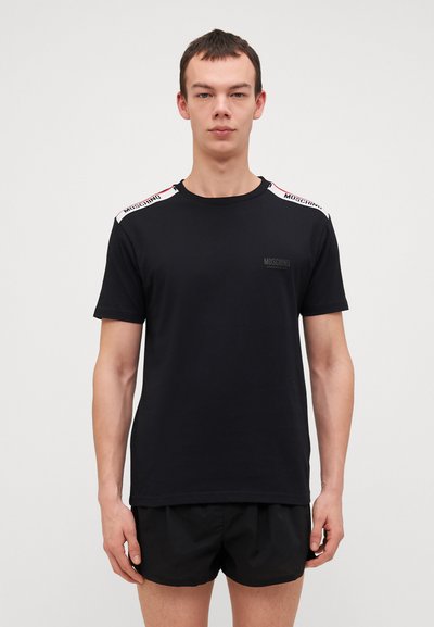 Schwarzes Baumwoll-T-Shirt mit kurzen Ärmeln, rundem Halsausschnitt und Schulterakzenten mit dem "Moschino"-Logo in weißer und roter Schrift.