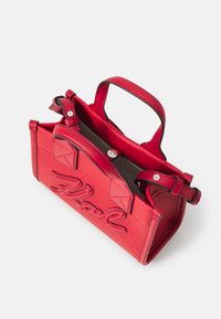 Geantă mică roșie din piele texturată, cu un logo script ridicat, mânere duble și curele reglabile.