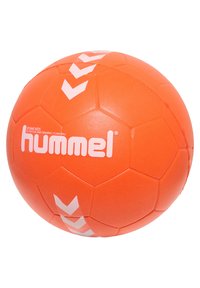 Orange skumhandboll med hexagonala mönster. Har "hummel"-logotyp och vita chevronaccent. Slät yta, designad för barns lek.