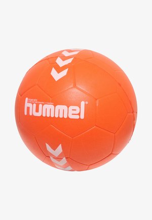 Pomarańczowa piłka ręczna z pianki z heksagonalnymi wzorami. Posiada logo "hummel" oraz białe akcenty w kształcie chevronu. Gładka tekstura, zaprojektowana do zabawy dla dzieci.