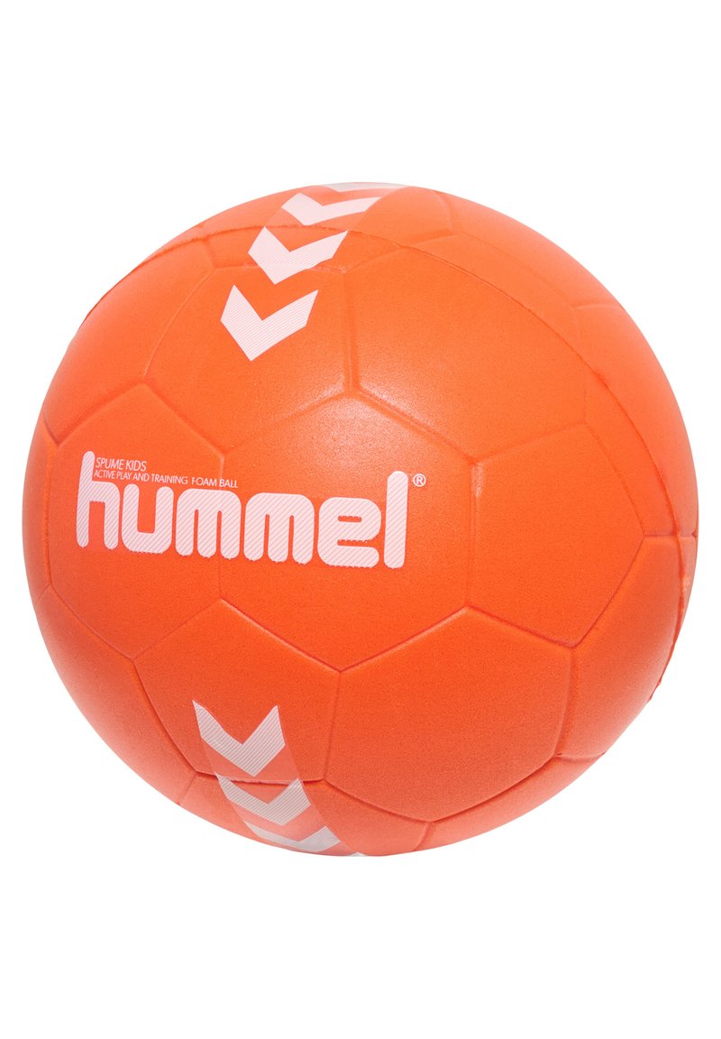 Orange skumhandboll med hexagonala mönster. Har "hummel"-logotyp och vita chevronaccent. Slät yta, designad för barns lek.