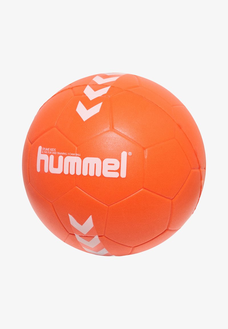 Orange skumhandboll med hexagonala mönster. Har "hummel"-logotyp och vita chevronaccent. Slät yta, designad för barns lek.