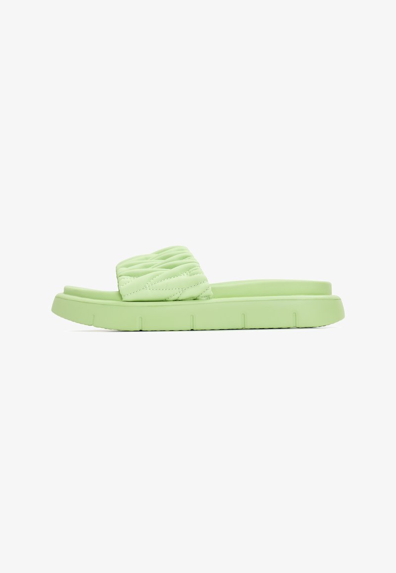 Ljusgrön halksandal med en kviltad rem och en platt, texturerad sula. Har en slät yta och en minimalistisk design.