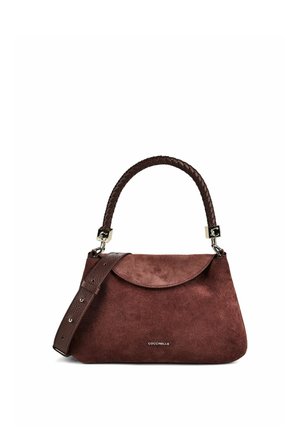 Braune Wildleder-Handtasche mit geflochtenem Griff und verstellbarem Lederschulterriemen, mit kleinem metallischem Markenlogo vorne.