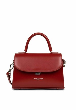 Borsa a tracolla in pelle rossa con forma strutturata, manico superiore e tracolla rimovibile. Presenta una chiusura a patta e un marchio in argento.