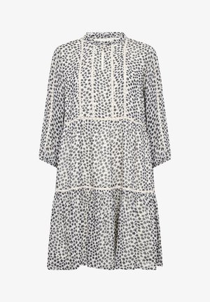 Valkoinen mekko, jossa on tummansininen kukkakuosi, jossa on korkea kaulus, löysät hihat ja kerroksellinen muotoilu pitsikoristeilla.