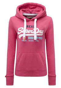 Sudadera con capucha rosa con bolsillo canguro, cordones blancos y logo impreso en blanco y azul en la parte delantera. Confeccionada con un tejido suave y texturizado.