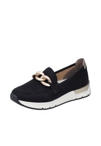 Scarpa nera slip-on con dettagli in catena dorata, sole in gomma, tomaia in tessuto testurizzato e zeppa bianca a contrasto. Accenti includono un tallone metallico.