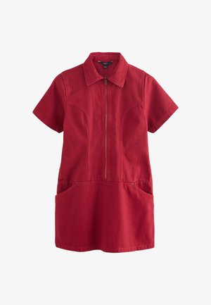 Červené krátké šaty s krátkými rukávy, předním zipem, košilovým límečkem, dvěma velkými předními kapsami a viditelným švem na bílém pozadí.