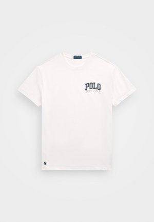 Camiseta de algodón blanca con el logo "POLO" en azul marino en el lado izquierdo del pecho y un pequeño acento del logo en el dobladillo. Diseño clásico de cuello redondo.