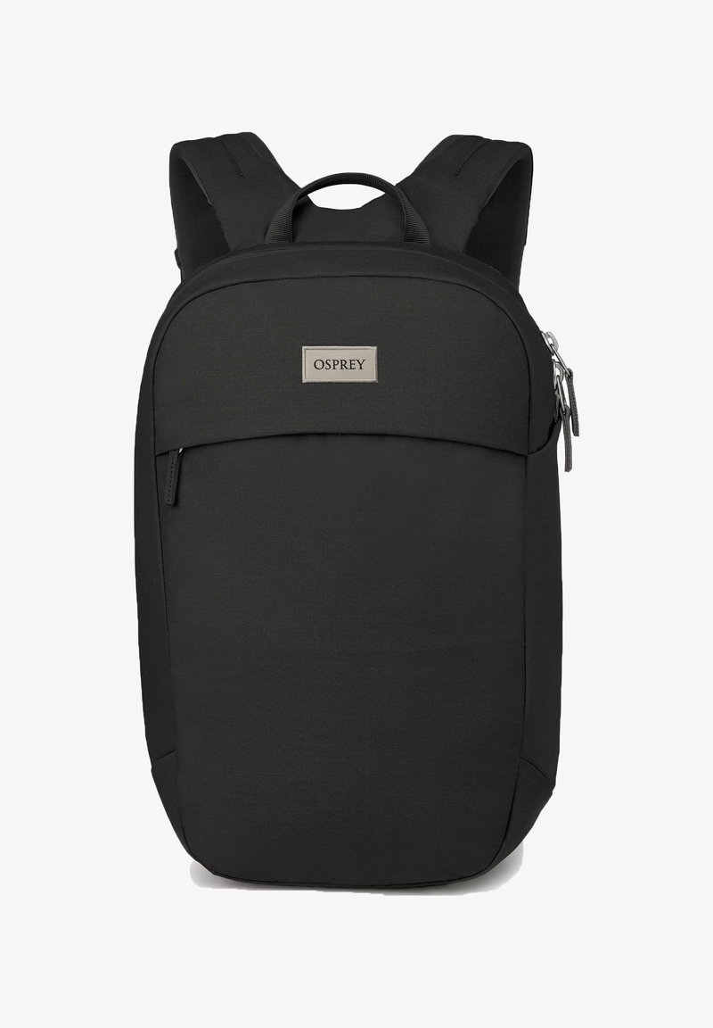 Sac à dos noir avec une texture de tissu lisse, de forme rectangulaire, poche zippée à l'avant et poignée supérieure. Présente le logo Osprey à l'avant.