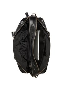 Bolso de cuero negro con una cremallera plateada, que cuenta con un interior espacioso con forro negro, bolsillos elásticos y un compartimento para un portátil.