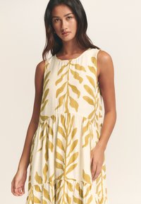 ST MRLO REMI TIERED - Dienas kleita - golden leaf