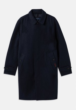 Abrigo de mezcla de lana azul marino con un cuello clásico, cierre delantero con botones, dos bolsillos laterales y puños abotonados. Textura suave con un ajuste entallado.