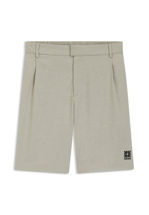 Pantaloncini beige a quadri fino al ginocchio con passanti per cintura e un piccolo logo nero Hugo sulla parte inferiore della gamba sinistra.