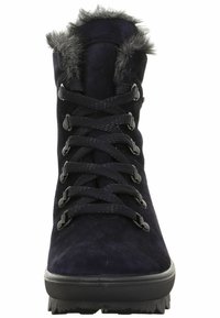 Botín de ante azul marino con cuello de pelo sintético, seis ojetes metálicos y cordones negros. Suela de goma texturizada para mayor tracción.
