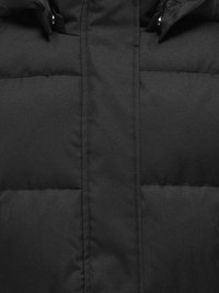 Fekete puffertoll kabát sima textúrával, cipzáros elülső résszel és varrt panelozással. A szövet matt felületű.