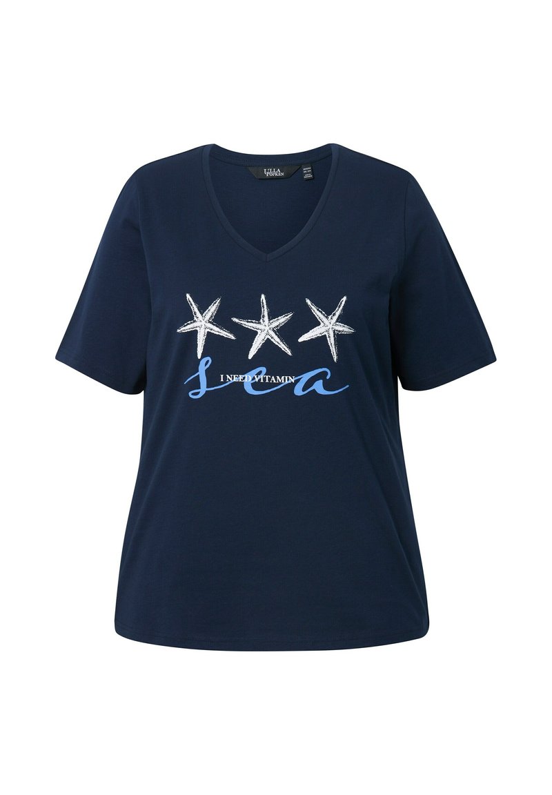 T-Shirt in cotone blu navy con maniche corte e scollatura a V, decorato con tre stelle marine bianche e la scritta "HO BISOGNO DI VITAMINA MARE" in testo blu.