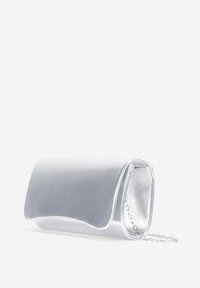 Bolso de mano plateado metálico con una textura suave, forma rectangular y una correa de cadena, que presenta un diseño de solapa.