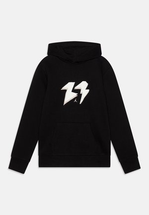 Czarna bluza z kapturem z dużą, białą, stylizowaną grafiką „23” oraz małym logo Jumpman na środku przodu, poniżej kangurza kieszeń.
