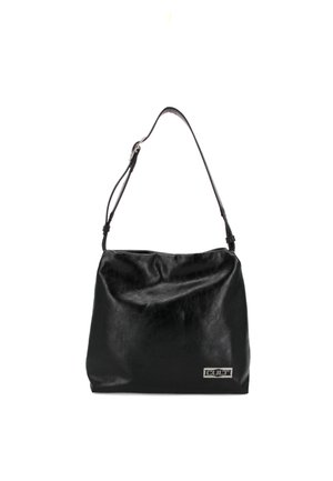 Borsa a tracolla nera in pelle con una texture morbida, tracolla singola e un accento con logo metallico nella parte anteriore. Design semplice.