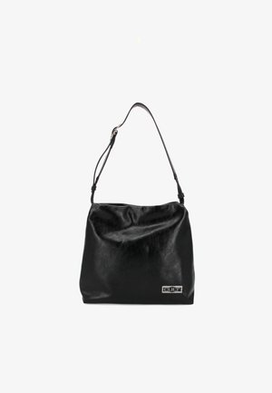 Borsa a tracolla nera in pelle con una texture morbida, tracolla singola e un accento con logo metallico nella parte anteriore. Design semplice.