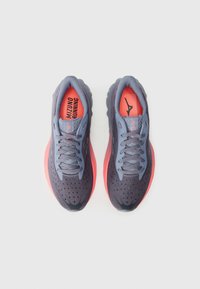 Scarpe da corsa in grigio scuro e blu chiaro, con tomaia in rete traspirante, dettagli rosa e una suola testurizzata per una maggiore aderenza.