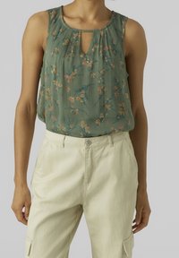 Groene bloemen zonder mouwen top met een ronde hals en een sleufdetail, zachte plooien en een lichtgewicht, vloeiende stof.