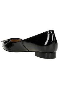 Ballerine en cuir verni noir avec un bout rond, un petit nœud décoratif et un talon bas noir. Texture lisse et design élégant.