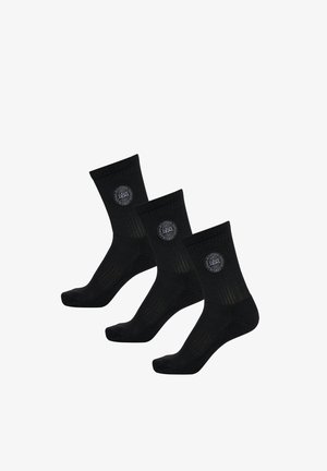 Svarta ankelsockor, tre par, ribbat mönster, logotyper på sidan, förstärkt häl och tå, mjukt tyg. Idealisk för vardagsbruk.