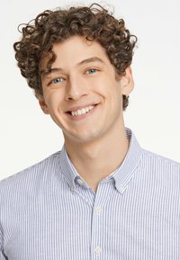 Koszula w paski z jasnoniebieskiego i białego materiału, z kołnierzykiem, zaokrąglonym dolnym brzegiem oraz teksturowanym materiałem z małymi guzikami.