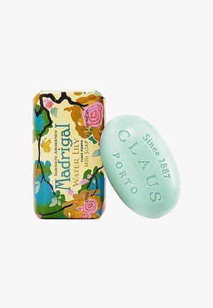 Madrigal Wasserlilie Mini-Seife, verpackt in einer blumenmusternden Schachtel, mit einer mintgrünen ovalen Seife, die mit "CLAU S Porto" und "Seit 1887" geprägt ist.