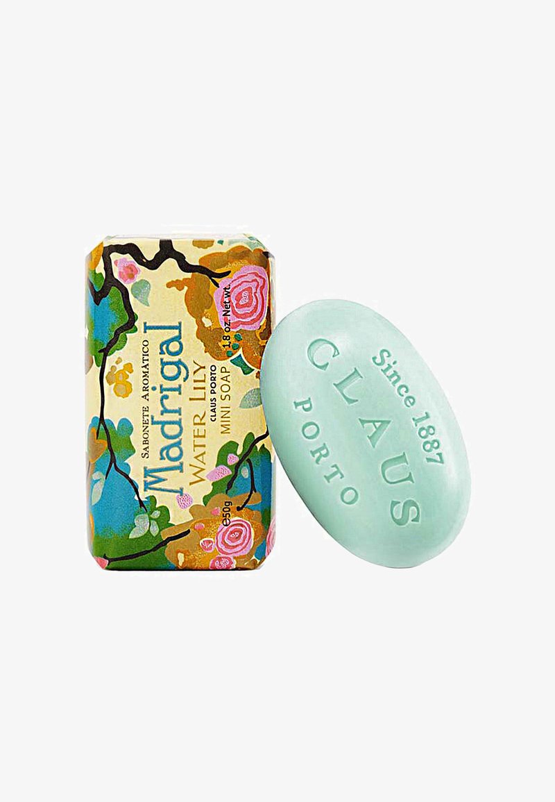 Madrigal Wasserlilie Mini-Seife, verpackt in einer blumenmusternden Schachtel, mit einer mintgrünen ovalen Seife, die mit "CLAU S Porto" und "Seit 1887" geprägt ist.