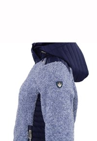 Fleecejack met blauwe sherpa stof en marineblauwe gevoerde capuchon. Beschikt over een logo-embleem, een ritszak en textuurelementen voor extra warmte.