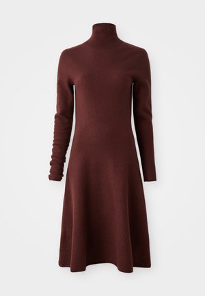 Vestido de punto burdeos de manga larga y cuello alto con falda acampanada, exhibido sobre un fondo blanco.