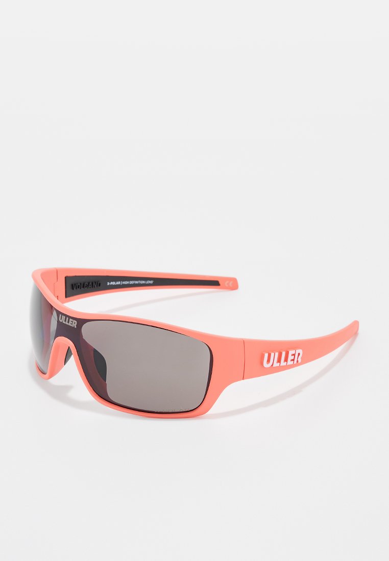 Gafas de sol deportivas con un aro curvado rosa, lentes grises y acentos blancos, con el nombre de la marca "ULLER" destacado en las patillas.