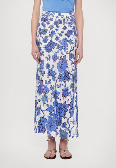 Maxi-Rock mit blauem Blumenmuster auf weißem Hintergrund. Hergestellt aus leichtem Stoff, mit einem fließenden Design und seitlichem Schlitz.