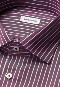 Lila Hemd mit weißen vertikalen Streifen, einem spitzen Kragen, weißen Knöpfen und einem Seidensticker-Label innen am Kragen.