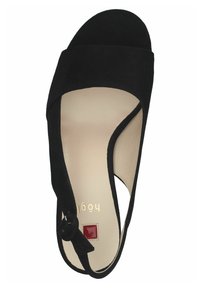 Sandalo in suede nero con una larga fascia superiore, design open-toe e cinturino alla caviglia con chiusura a bottone. Soletta beige con branding dorato.