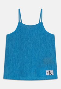 Niebieski top na ramiączkach o cienkich paskach, z teksturowanym wzorem. Metka na dole po prawej stronie z nazwą marki "Calvin Klein Jeans".