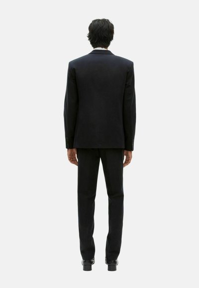 Schwarzer maßgeschneiderter Anzug mit einem strukturierten Blazer und passenden Hosen, der ein klares Design, eine gerade Passform und eine glatte Stofftextur aufweist.