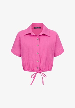 Różowa krótka koszula z krótkimi rękawami, zapinana na guziki, z kołnierzykiem, elastycznym ściągaczem u dołu i związanym sznurkiem w talii. Materiał o teksturowanej fakturze.