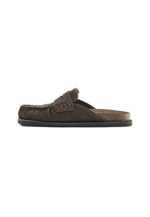 Mocassin en daim marron à enfiler avec couture style mocassin, semelle plate noire et une bride décorative sur le dessus.