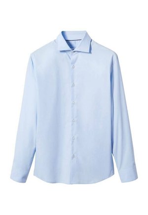 Jasnoniebieska męska koszula wizytowa z długim rękawem, kołnierzykiem na guziki i białymi guzikami, prezentowana na białym tle.