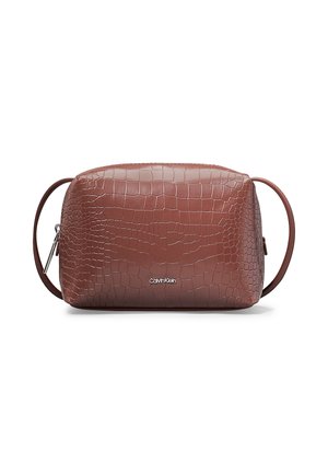 Sac bandoulière en cuir marron à texture crocodile avec fermeture éclair argentée et petit logo Calvin Klein à l'avant.
