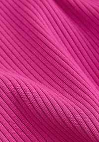 Getextureerde roze stof met verticale ribbels, met een fijne, zachte weving en een glad oppervlak dat licht en flexibel lijkt.